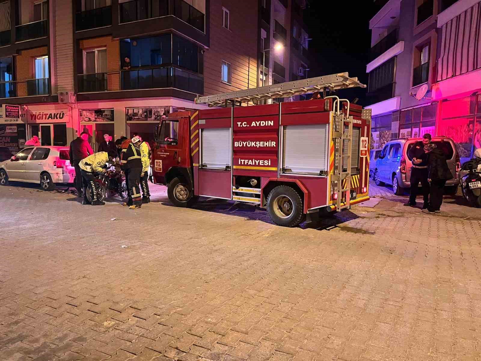 İki motosiklet, otomobil ile kafa kafaya çarpıştı: 3 yaralı
