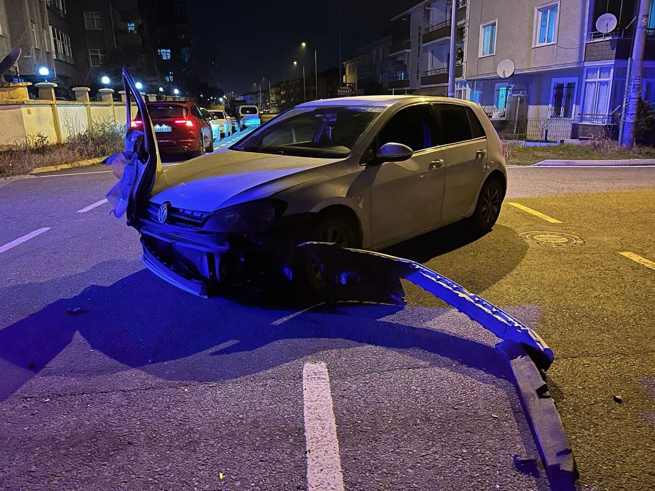 Sakarya’da ilginç kaza: Otomobilin kapısı, çarpıştığı aracın farında asılı kaldı
