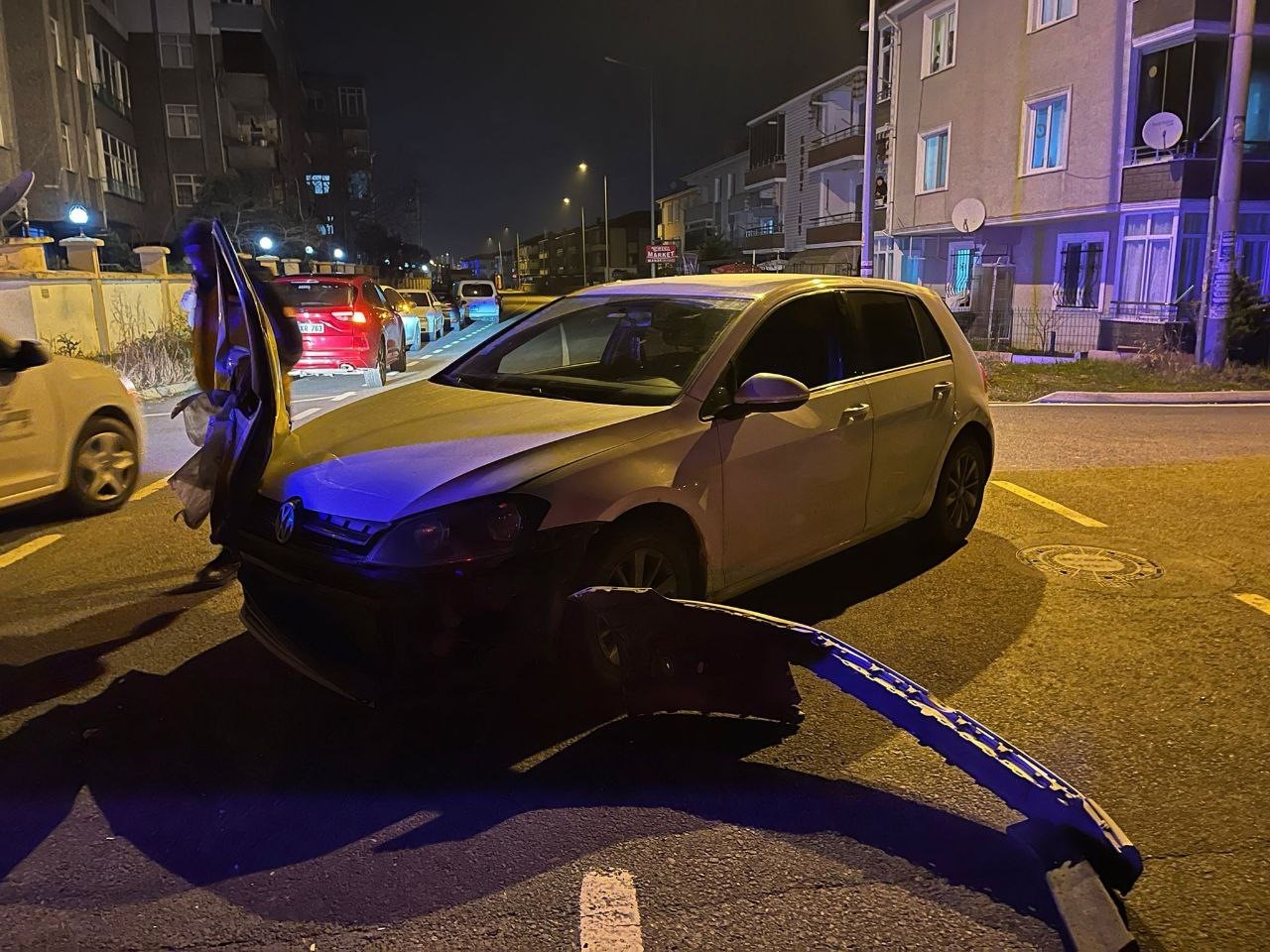 Sakarya’da ilginç kaza: Otomobilin kapısı, çarpıştığı aracın farında asılı kaldı
