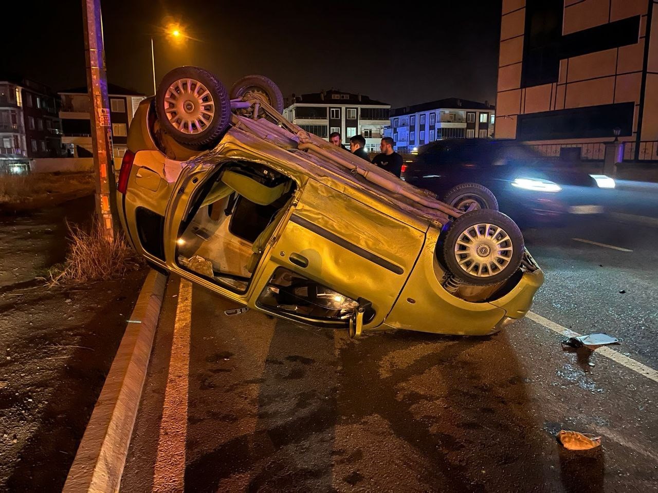 Sakarya’da ilginç kaza: Otomobilin kapısı, çarpıştığı aracın farında asılı kaldı
