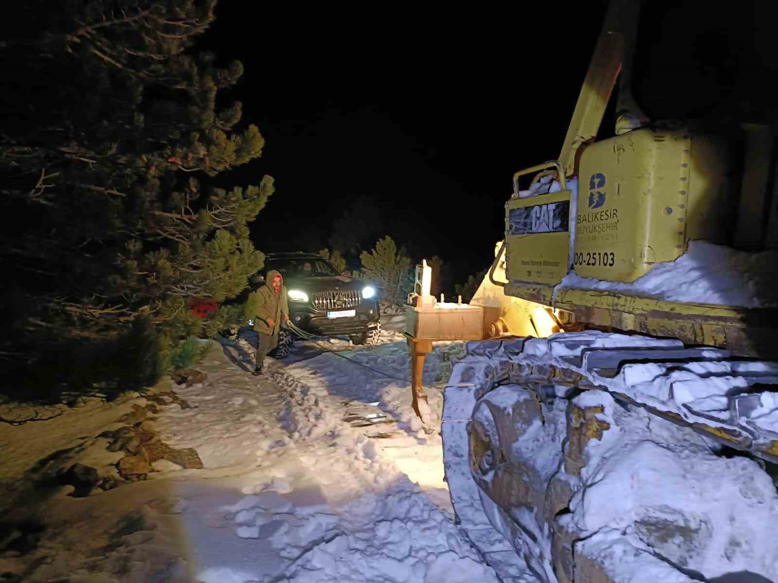 Kazdağları’nda karda mahsur kalan 2 vatandaş kurtarıldı
