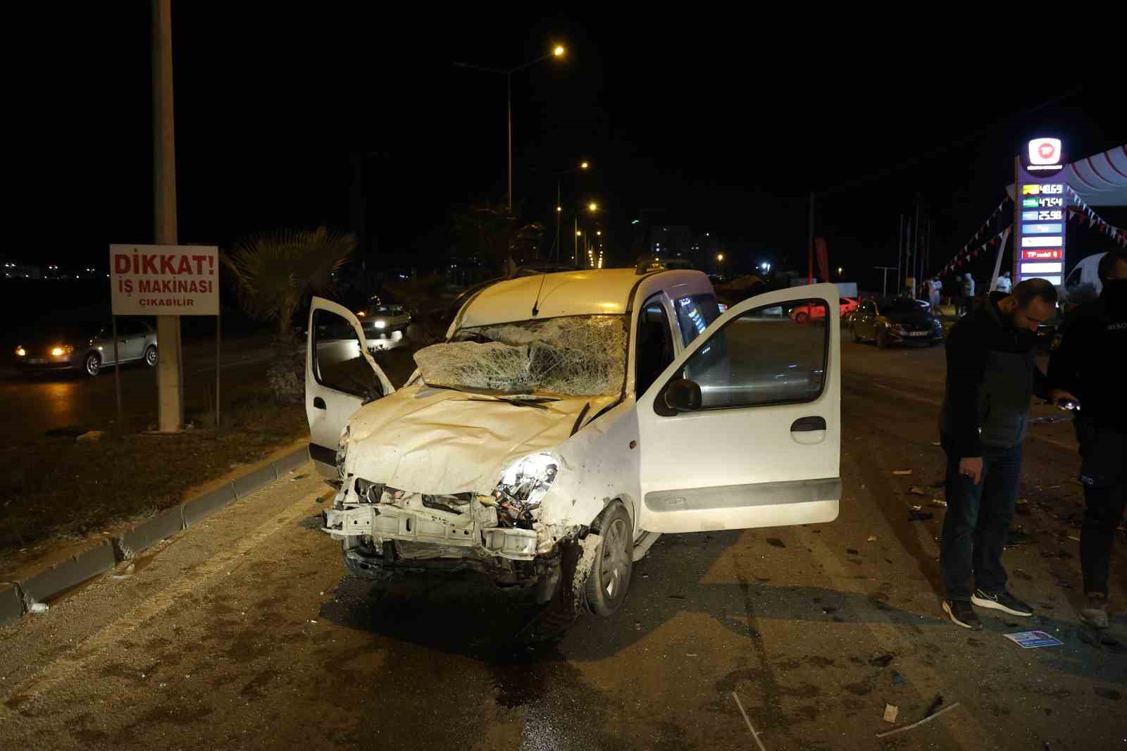 Adana’da feci kaza... Ters yöne girdi, karşıdan gelen araçla çarpıştı: 1 ölü, 2 yaralı
