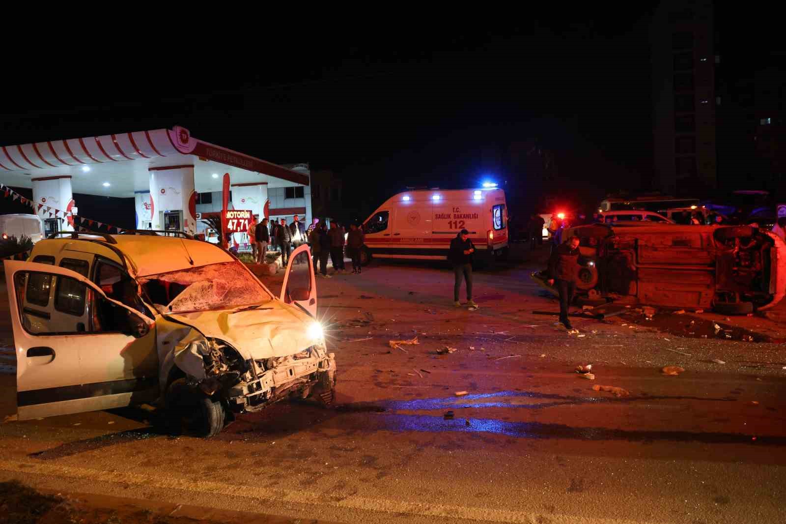 Adana’da feci kaza... Ters yöne girdi, karşıdan gelen araçla çarpıştı: 1 ölü, 2 yaralı
