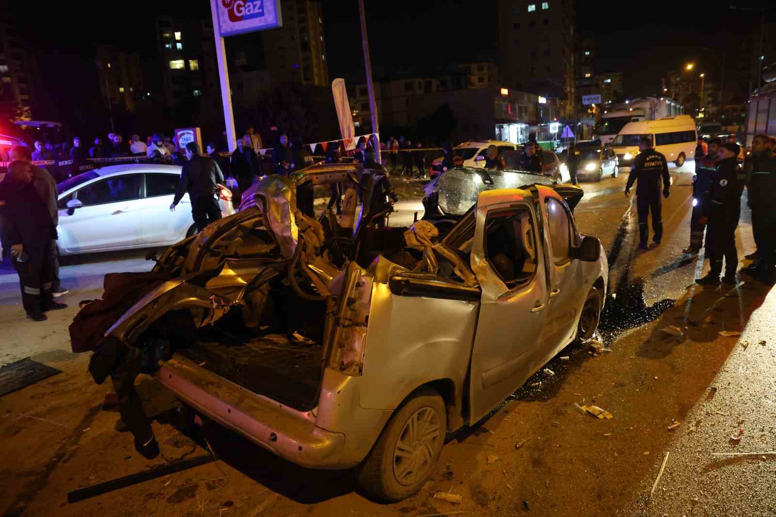 Adana’da feci kaza... Ters yöne girdi, karşıdan gelen araçla çarpıştı: 1 ölü, 2 yaralı
