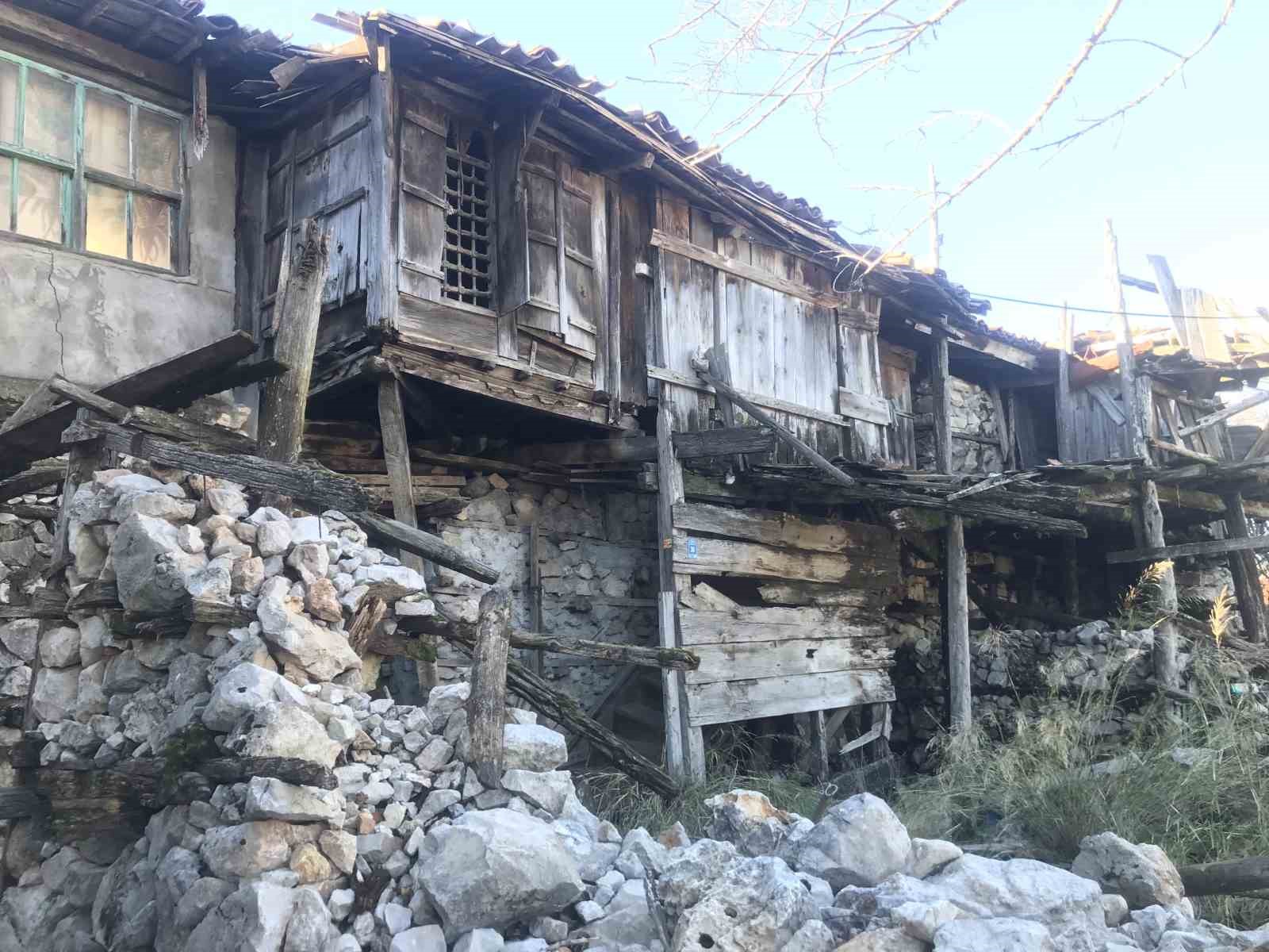 Yüksek restorasyon maliyeti ve mirasçılar arasındaki anlaşmazlık düğmeli evleri yok ediyor
