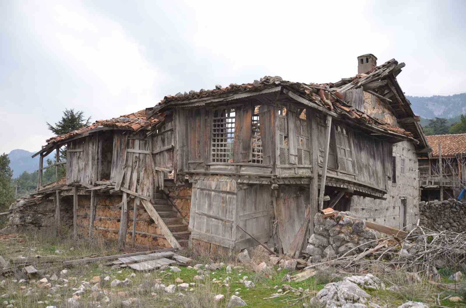 Yüksek restorasyon maliyeti ve mirasçılar arasındaki anlaşmazlık düğmeli evleri yok ediyor
