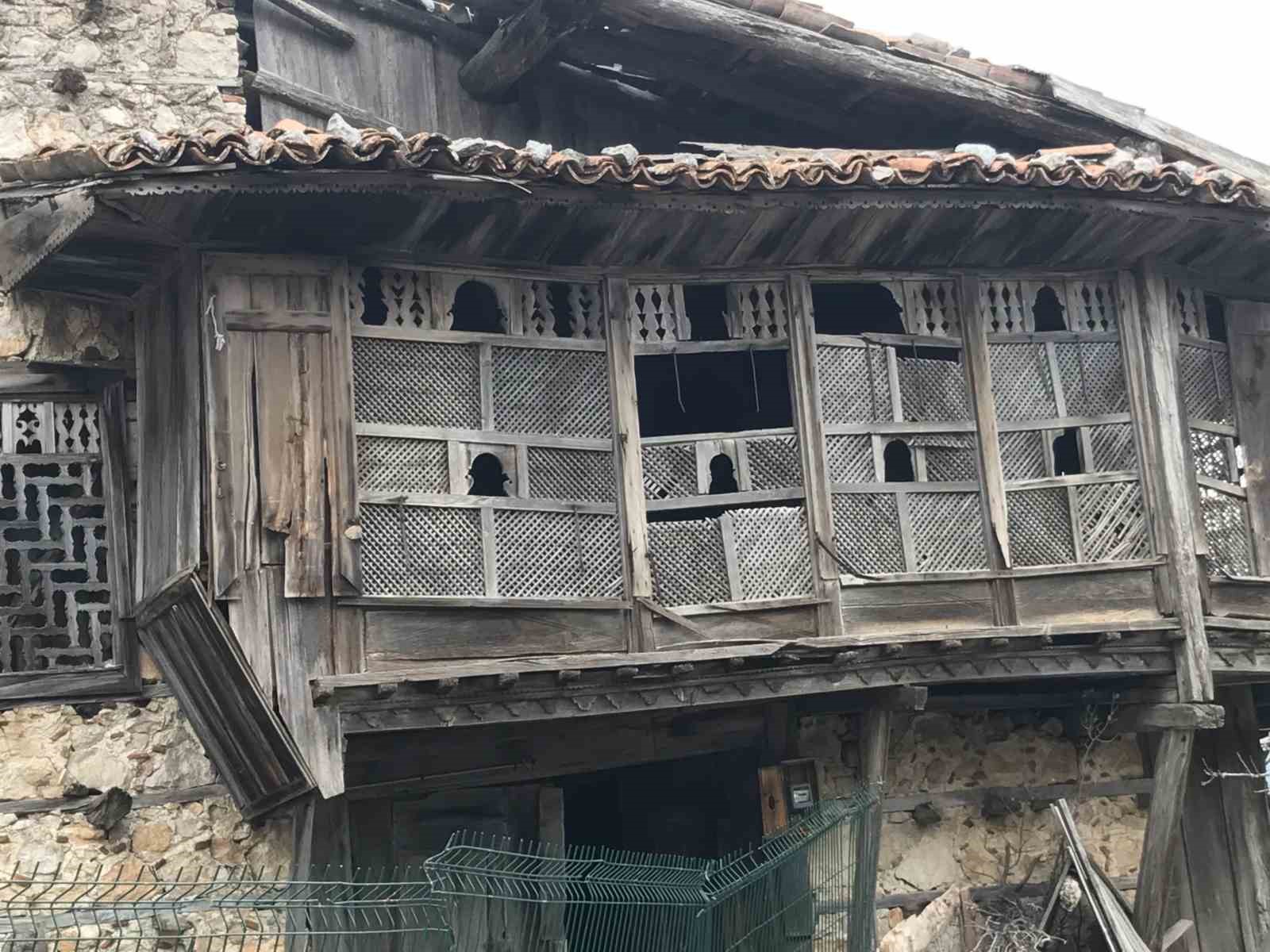 Yüksek restorasyon maliyeti ve mirasçılar arasındaki anlaşmazlık düğmeli evleri yok ediyor
