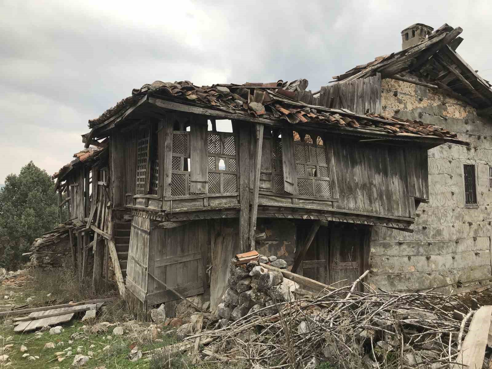 Yüksek restorasyon maliyeti ve mirasçılar arasındaki anlaşmazlık düğmeli evleri yok ediyor
