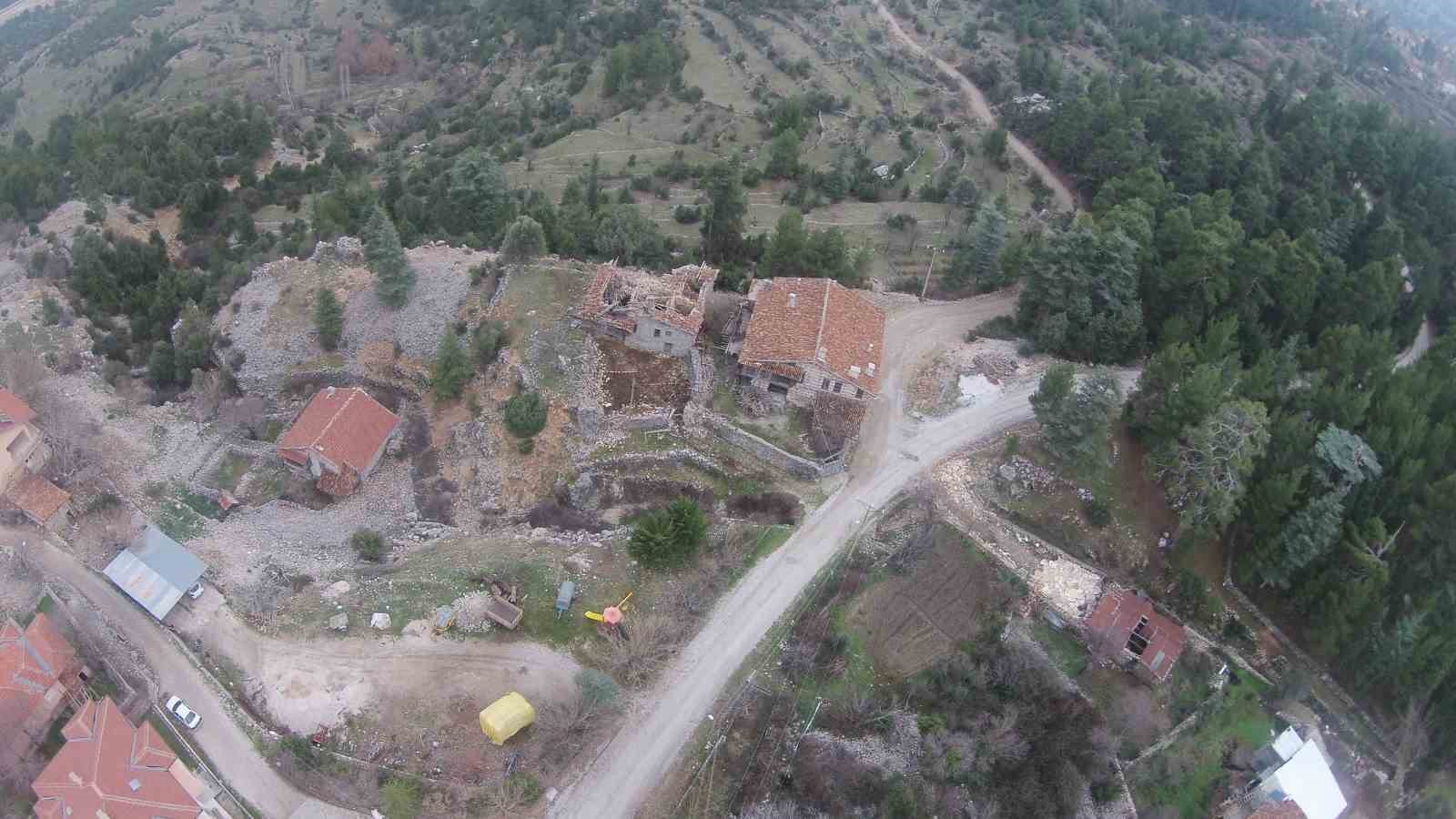 Yüksek restorasyon maliyeti ve mirasçılar arasındaki anlaşmazlık düğmeli evleri yok ediyor
