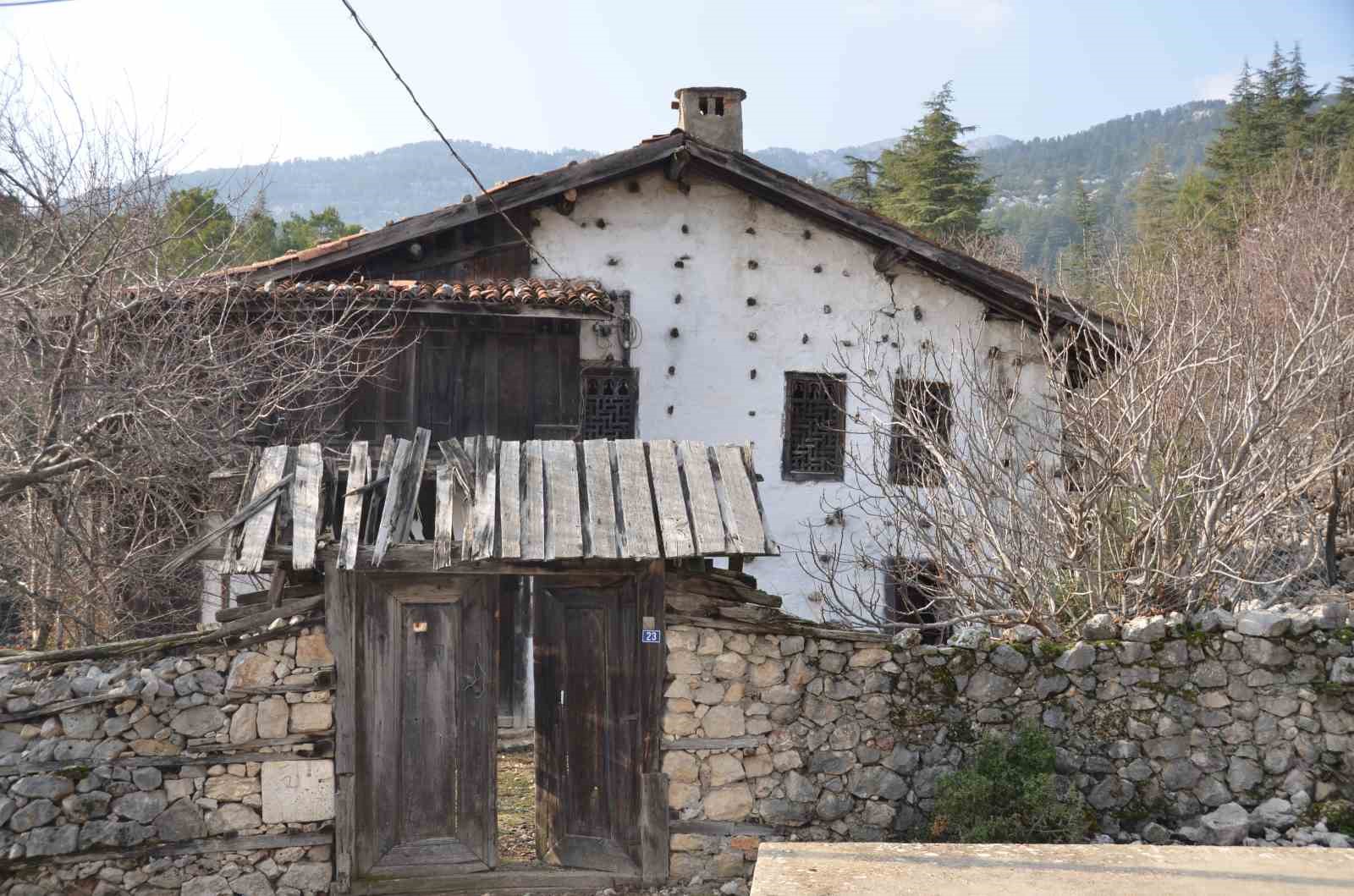 Yüksek restorasyon maliyeti ve mirasçılar arasındaki anlaşmazlık düğmeli evleri yok ediyor
