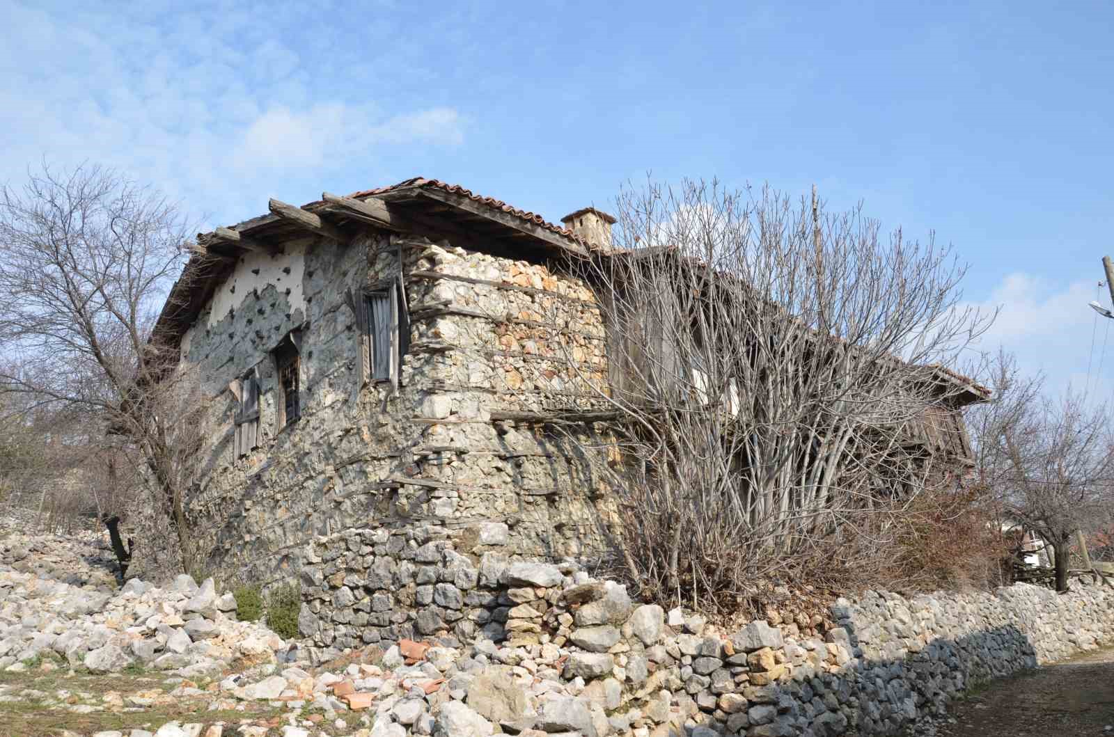 Yüksek restorasyon maliyeti ve mirasçılar arasındaki anlaşmazlık düğmeli evleri yok ediyor
