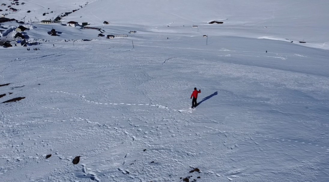 Karla kaplı Sis Dağı’nda snowboard keyfi
