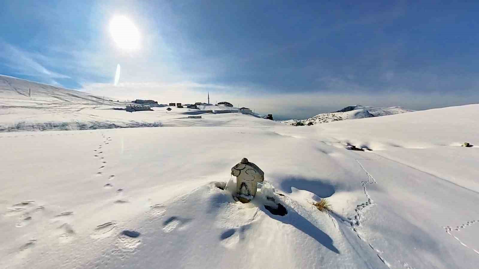 Karla kaplı Sis Dağı’nda snowboard keyfi
