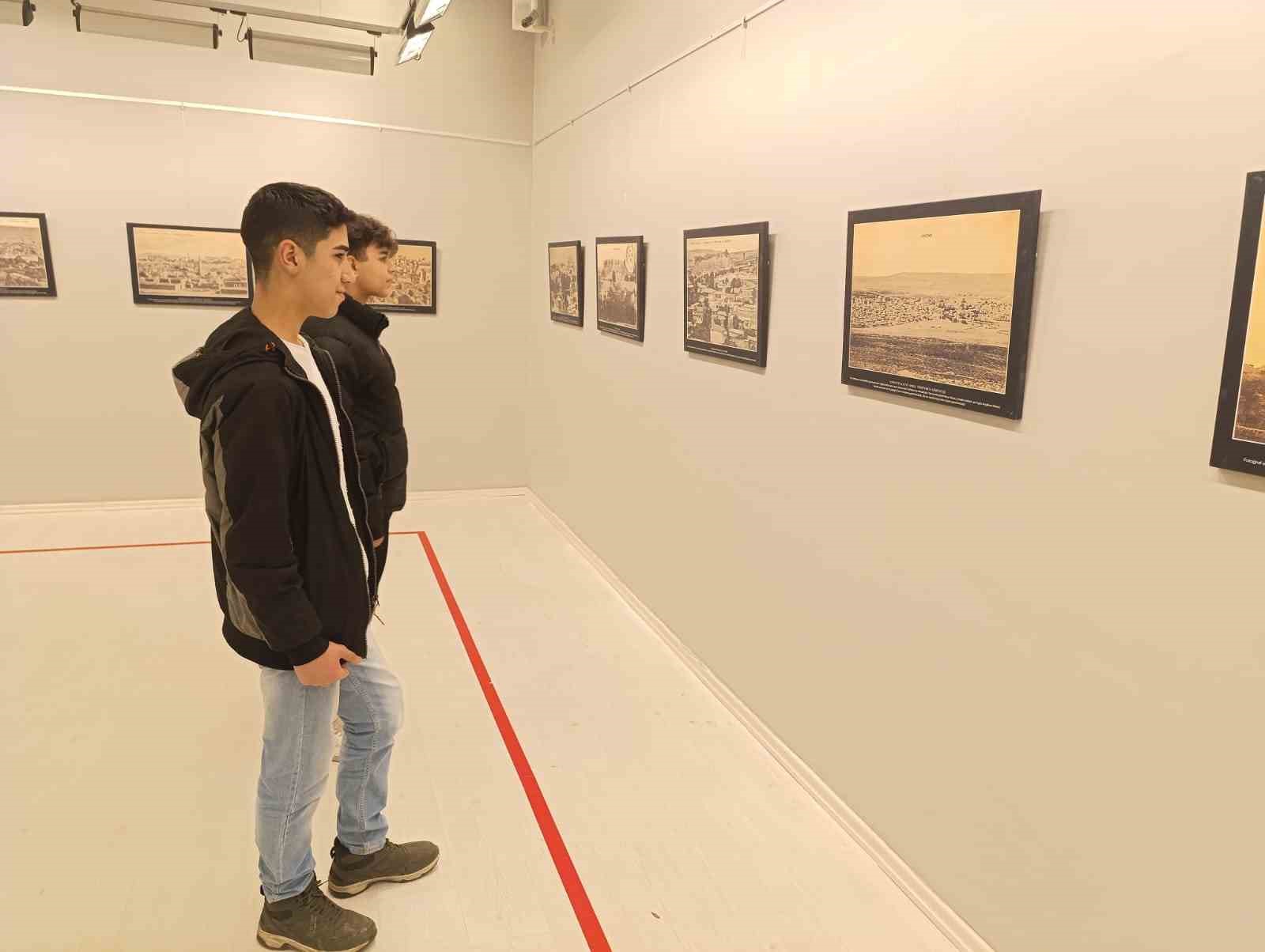 Atatürk portreleri ve Antep fotoğrafları resim sergisi
