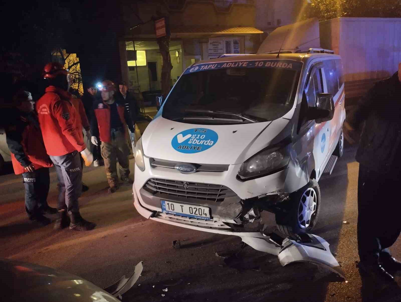 Dolmuş taksi ile otomobil kafa kaya çarpıştı
