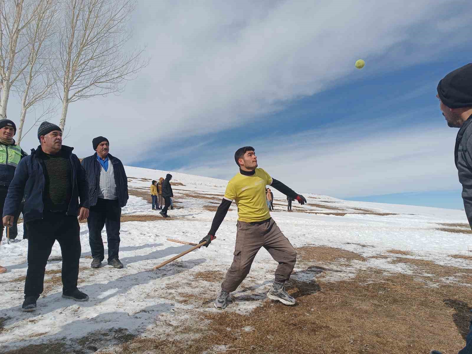 Saray usulü beyzbol: ’Topa şeko’ oyunu
