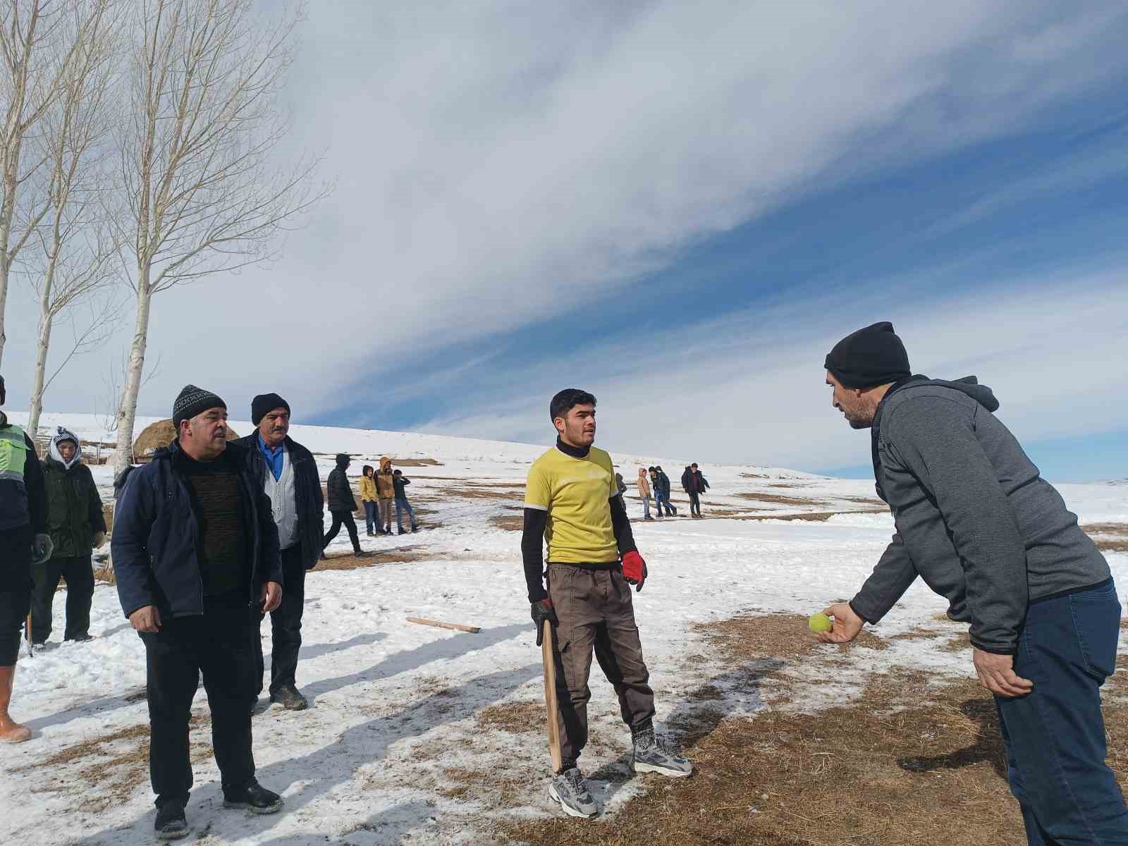 Saray usulü beyzbol: ’Topa şeko’ oyunu
