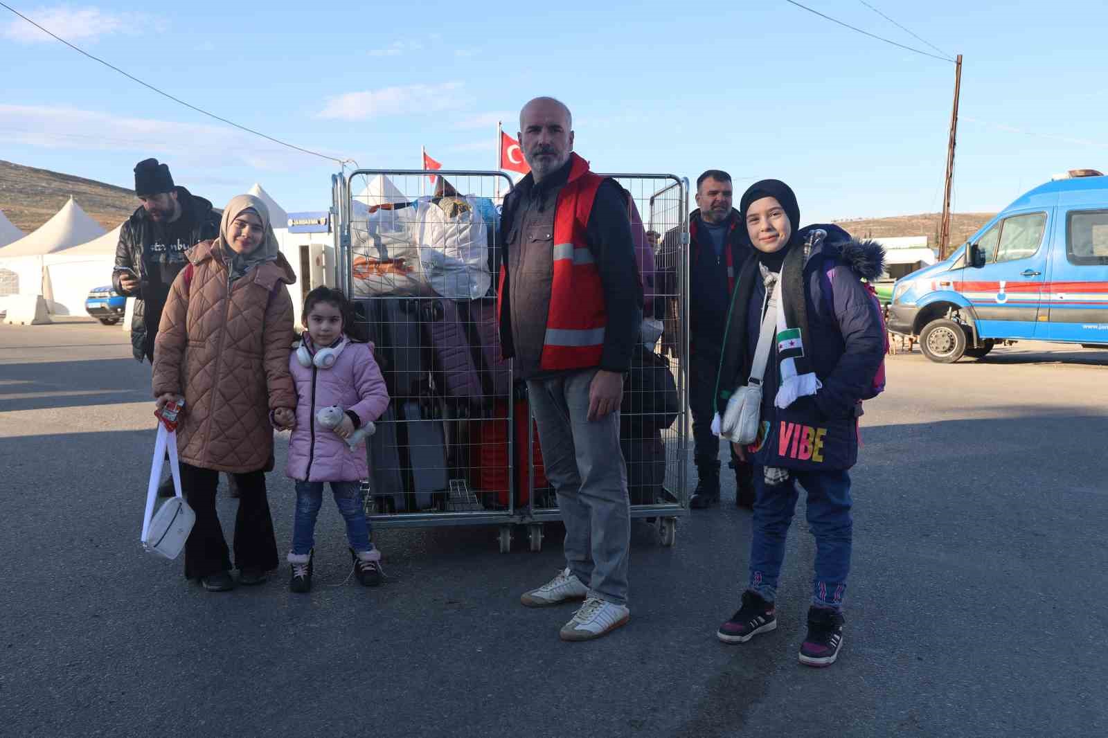 Karnelerini alan Suriyeli çocuklar aileleriyle birlikte ülkelerine döndü
