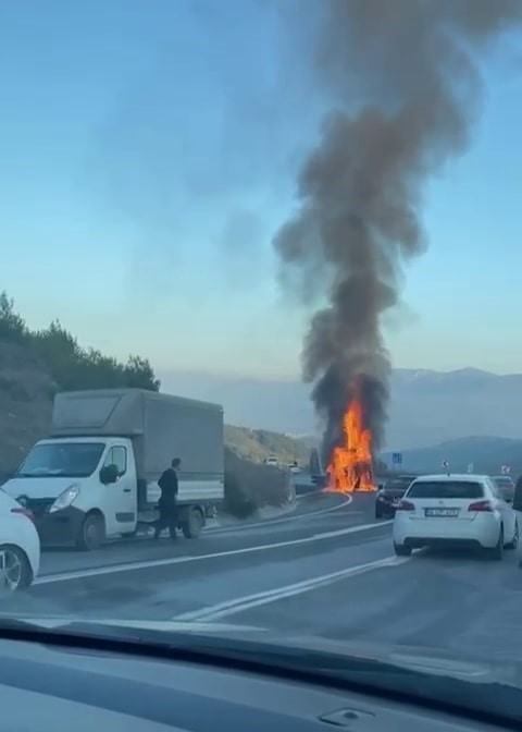 Sakarya’da seyir halindeki tır alev alev yandı
