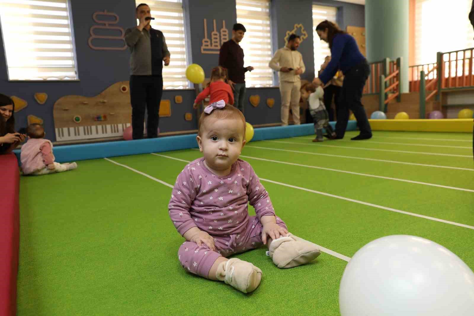 Gaziantep Bebek Kütüphanesi emekleme yarışması renkli görüntülerle yapıldı
