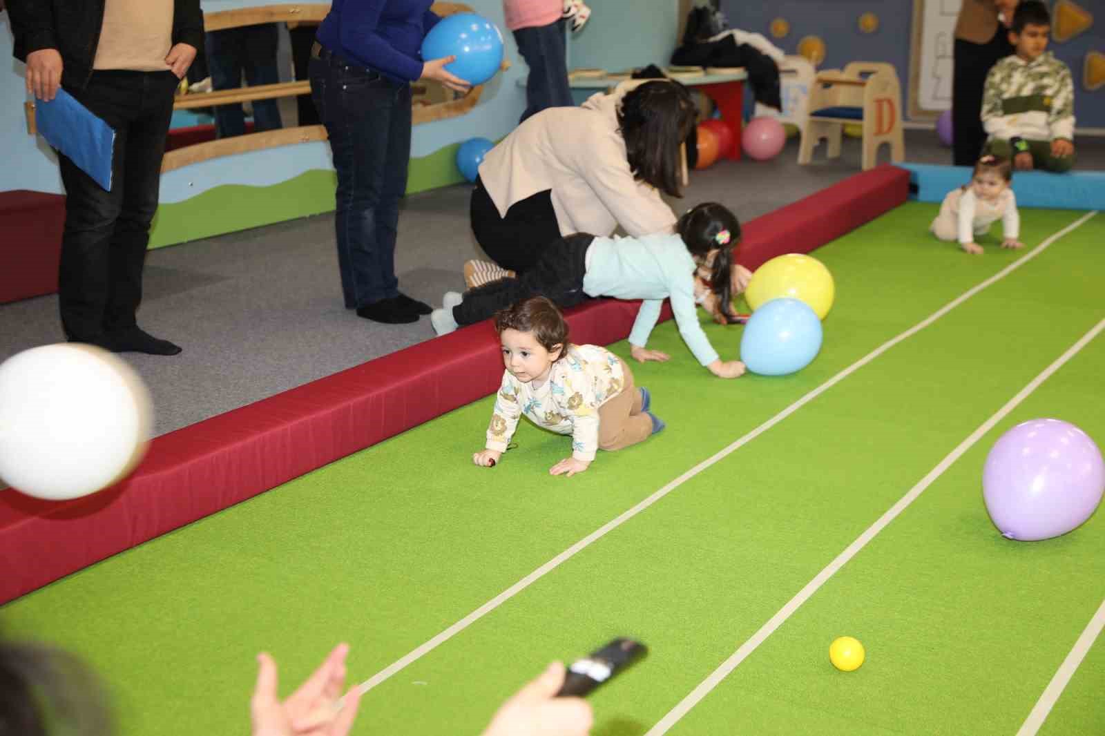 Gaziantep Bebek Kütüphanesi emekleme yarışması renkli görüntülerle yapıldı
