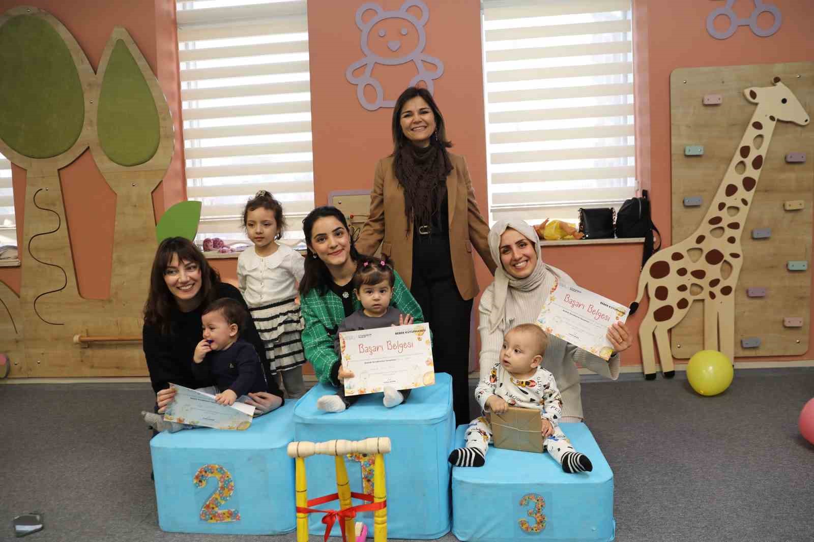 Gaziantep Bebek Kütüphanesi emekleme yarışması renkli görüntülerle yapıldı
