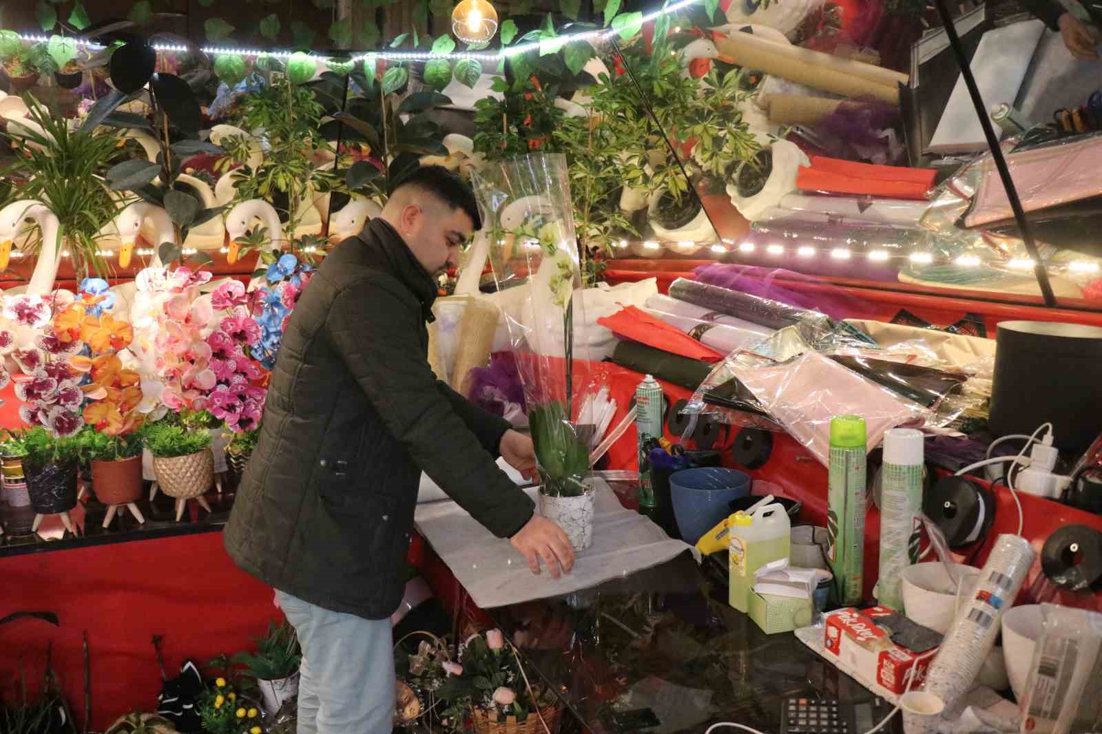 Çiçeklerin azaldığına anlam veremedi, güvenlik kamerasını izleyince hayrete düştü
