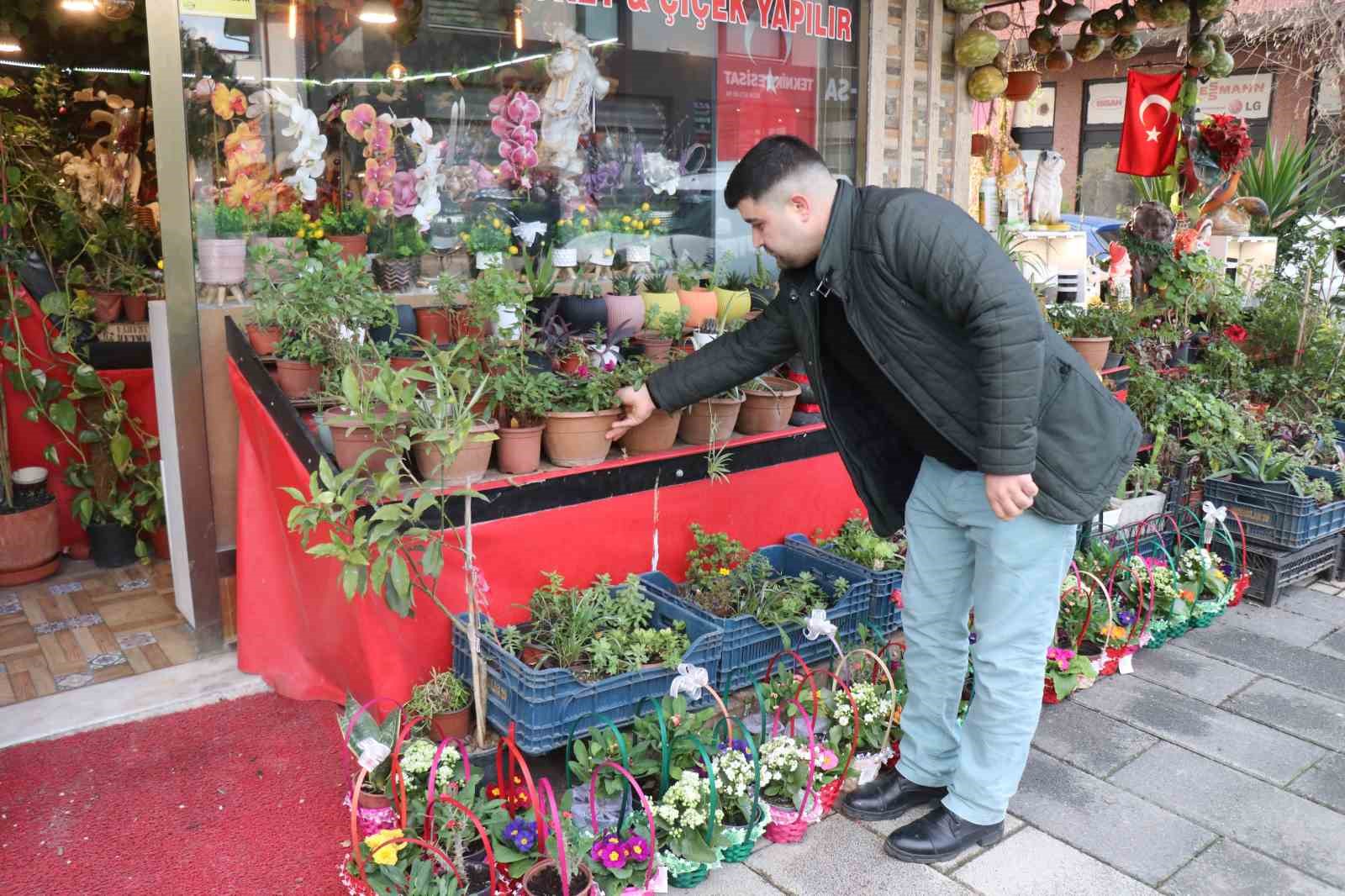 Çiçeklerin azaldığına anlam veremedi, güvenlik kamerasını izleyince hayrete düştü
