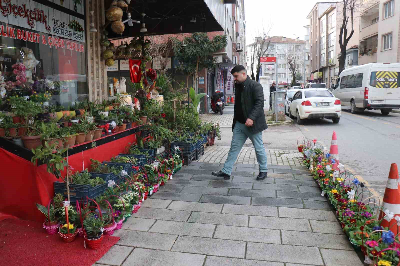 Çiçeklerin azaldığına anlam veremedi, güvenlik kamerasını izleyince hayrete düştü
