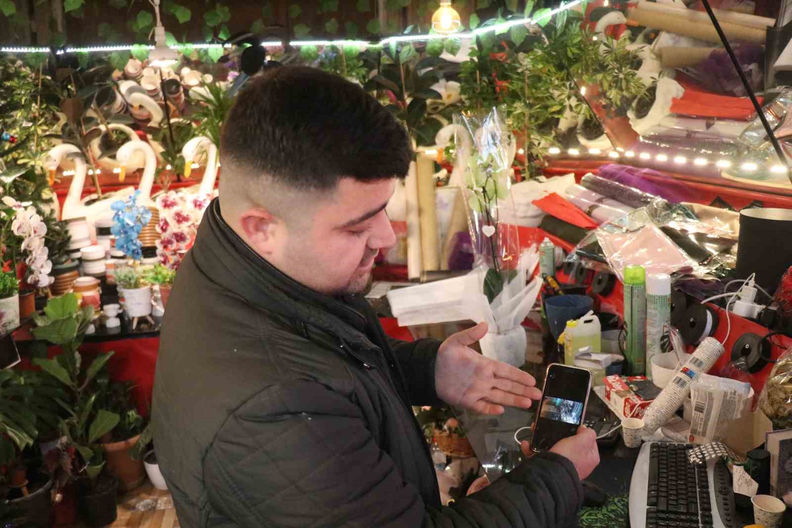 Çiçeklerin azaldığına anlam veremedi, güvenlik kamerasını izleyince hayrete düştü
