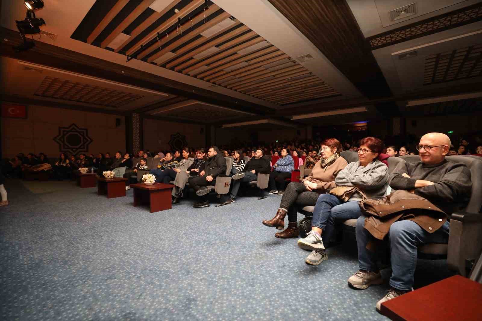 Tiyatroseverlerden ’İki gözümün İstanbul’una tam not
