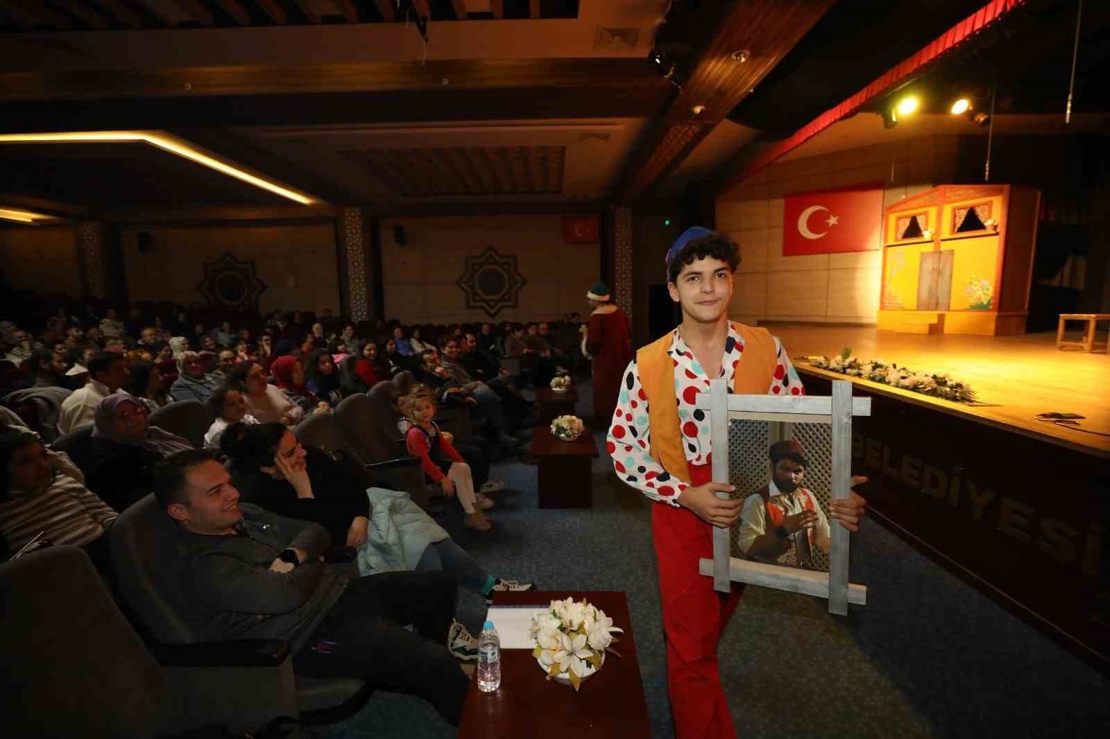 Tiyatroseverlerden ’İki gözümün İstanbul’una tam not
