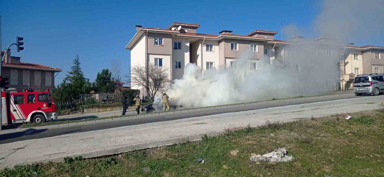 Arnavutköy’de seyir halindeki Fiat Tofaş otomobil alev topuna döndü
