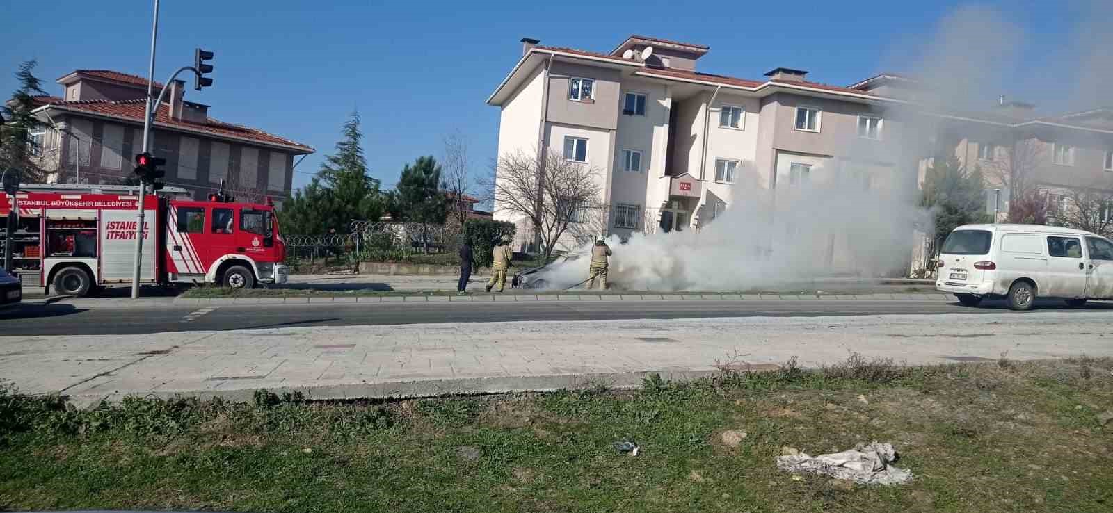 Arnavutköy’de seyir halindeki Fiat Tofaş otomobil alev topuna döndü
