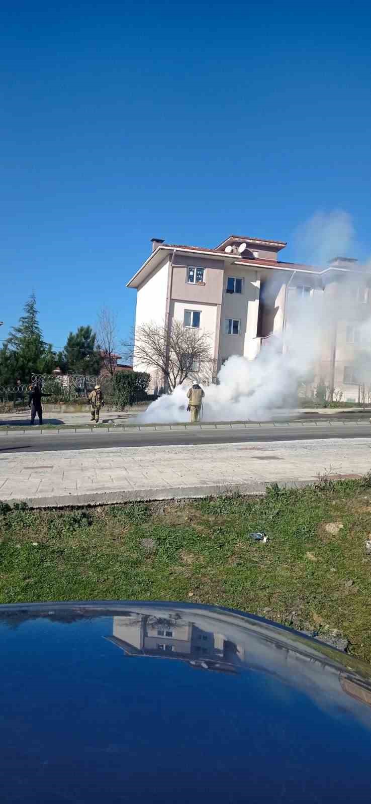 Arnavutköy’de seyir halindeki Fiat Tofaş otomobil alev topuna döndü
