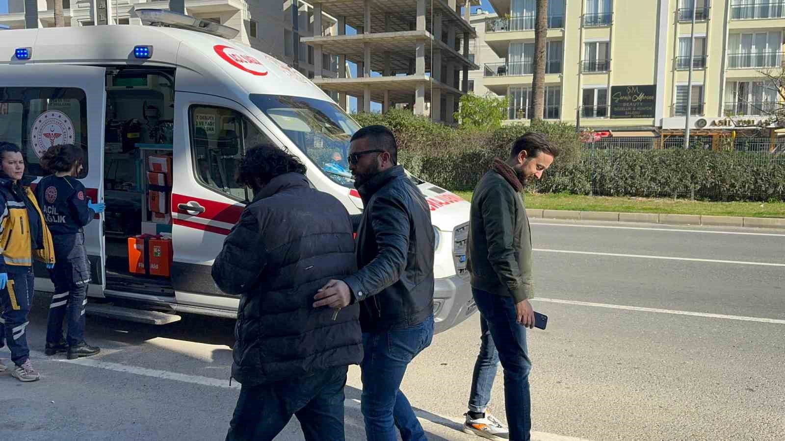 Dişlerini yaptıramadığı için çatıya çıktı, polisten söz alınca ikna olup polise sarıldı
