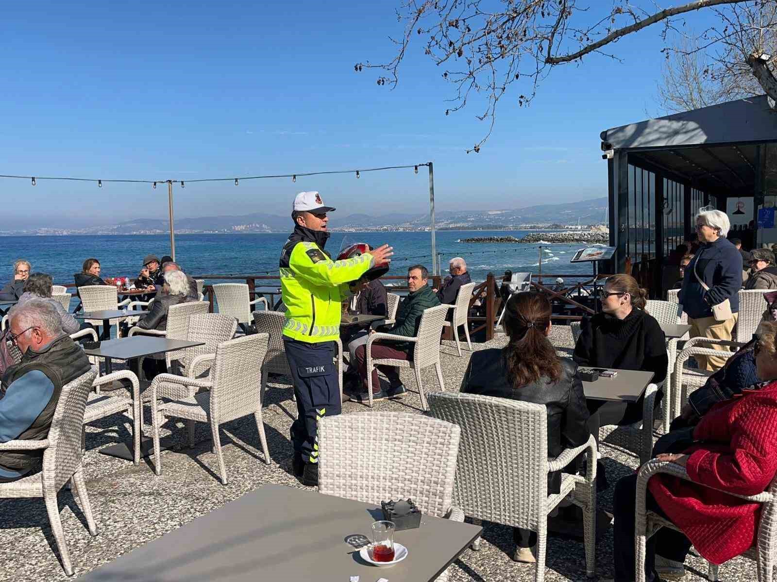 Kuşadası’nda trafik jandarmasından motosiklet ve kask eğitimi
