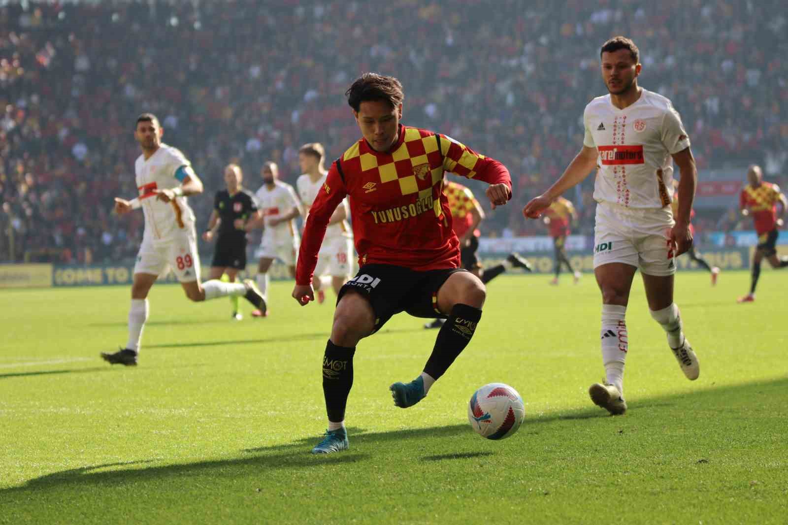 Trendyol Süper Lig: Göztepe: 1 - Antalyaspor: 0 (İlk yarı)
