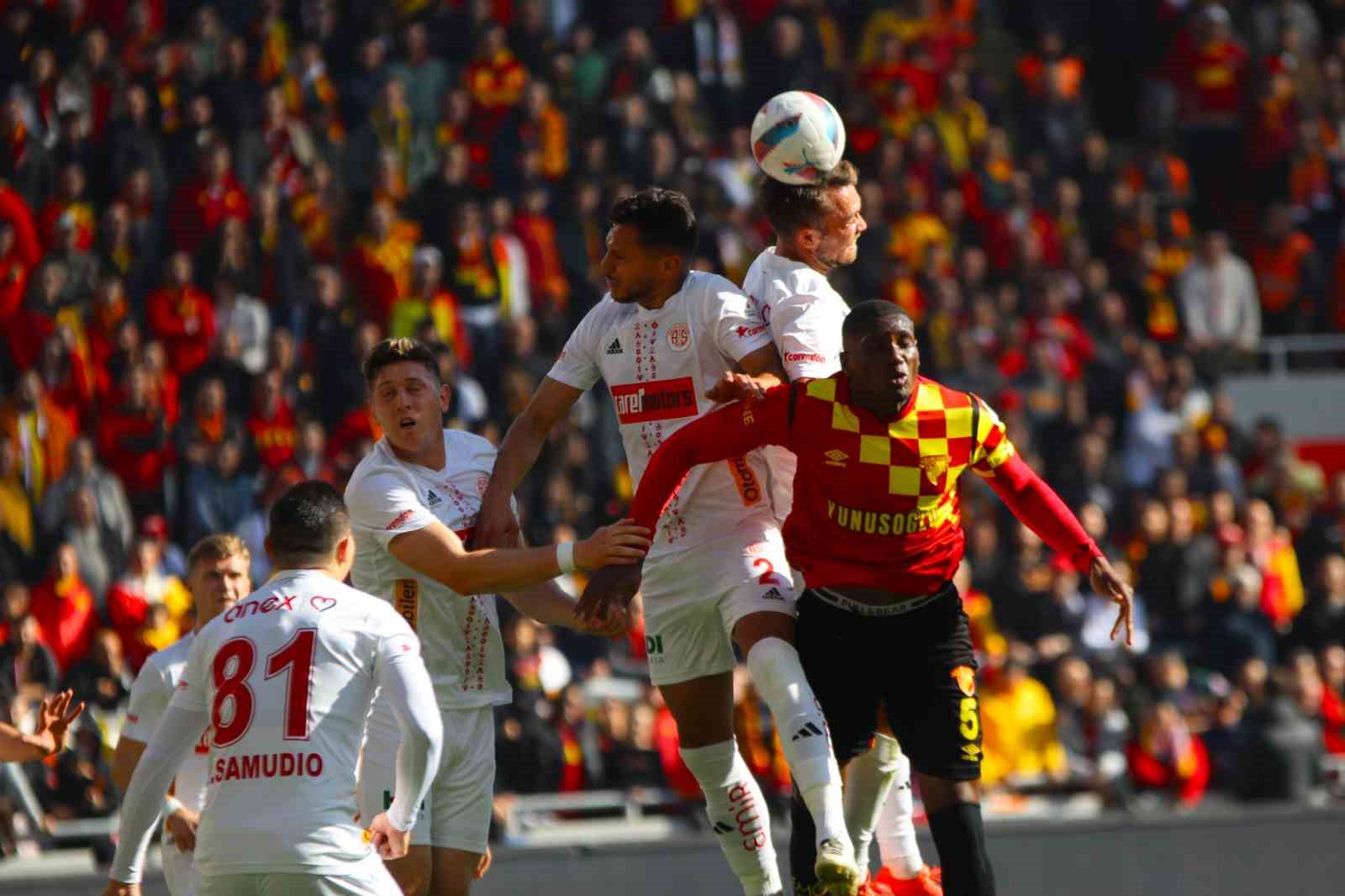 Trendyol Süper Lig: Göztepe: 1 - Antalyaspor: 0 (İlk yarı)
