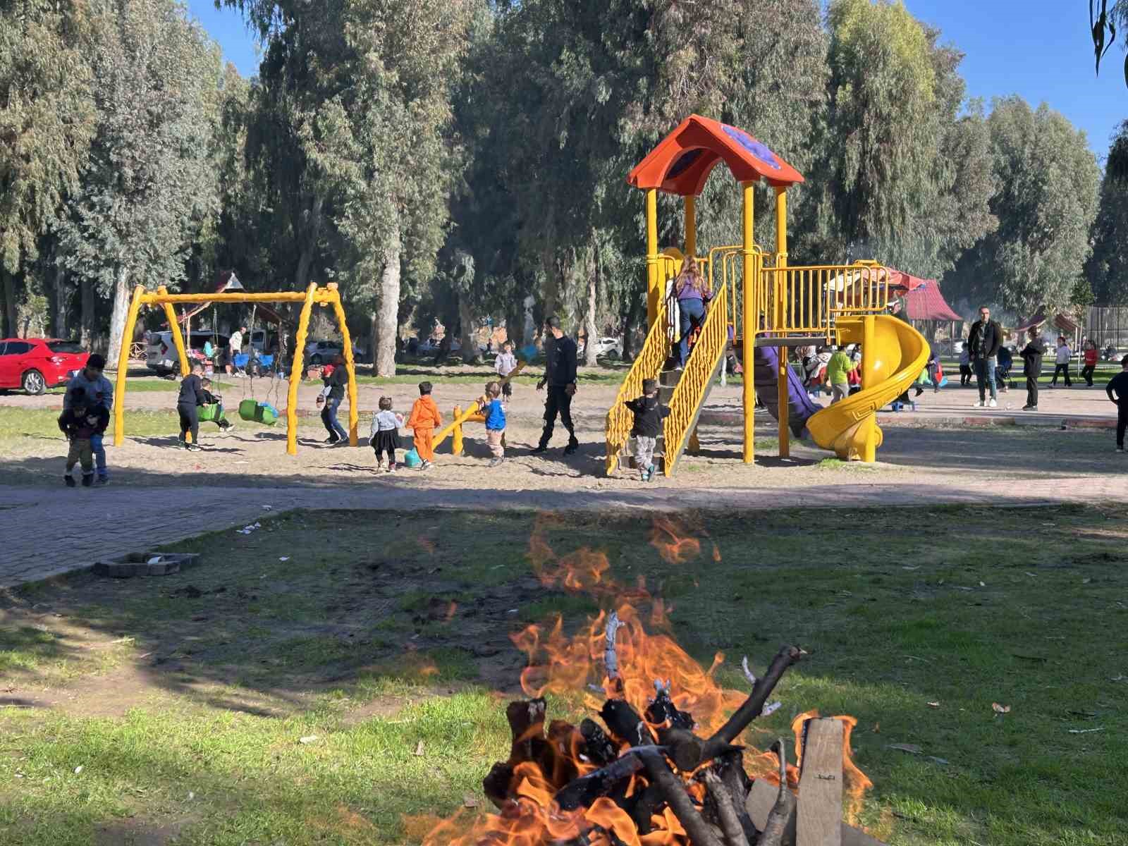 Sıcak havada piknik alanları doldu
