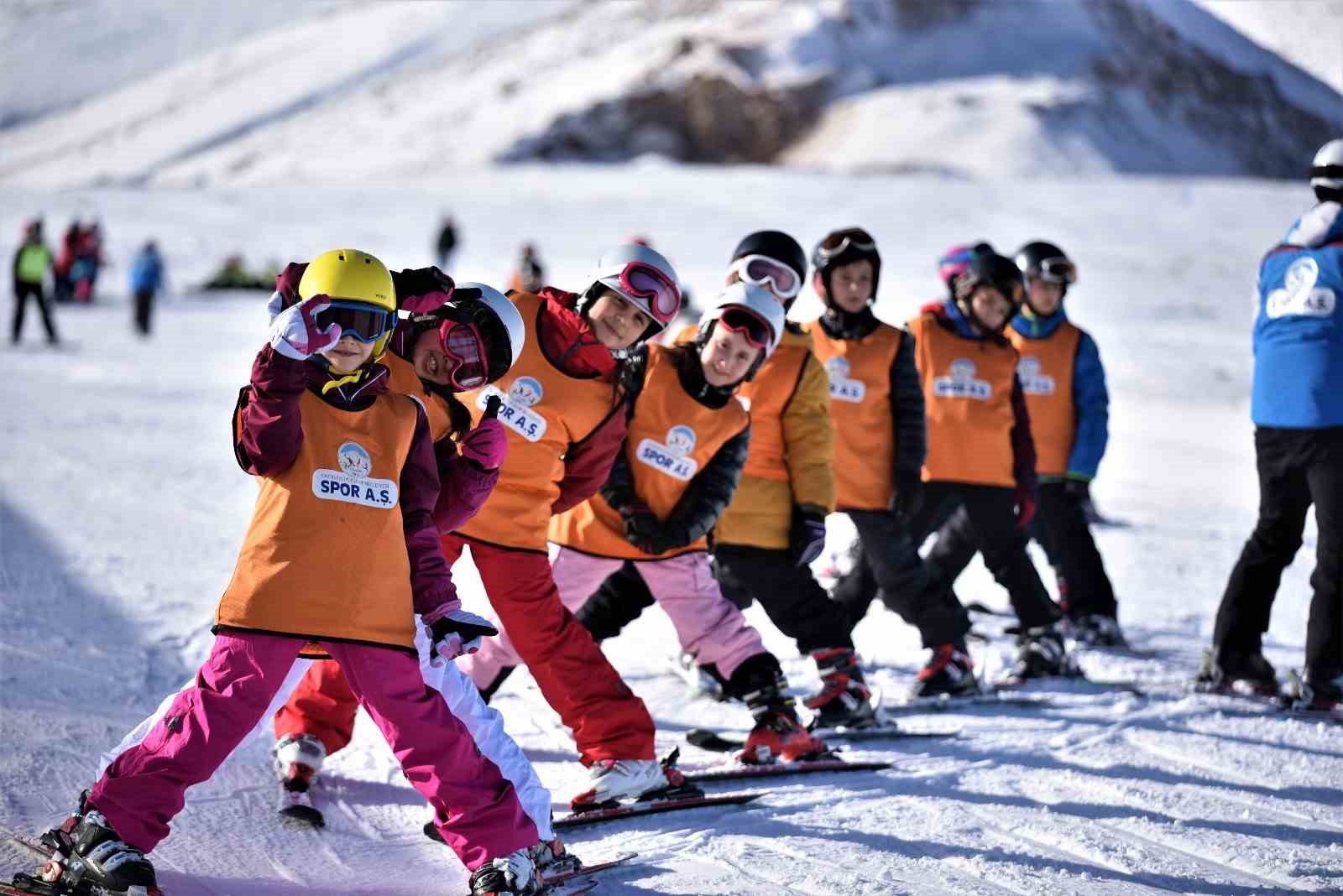 Erciyes Kayak Okulu’nda sömestir dönemi kayak ve snowboard eğitimleri başladı
