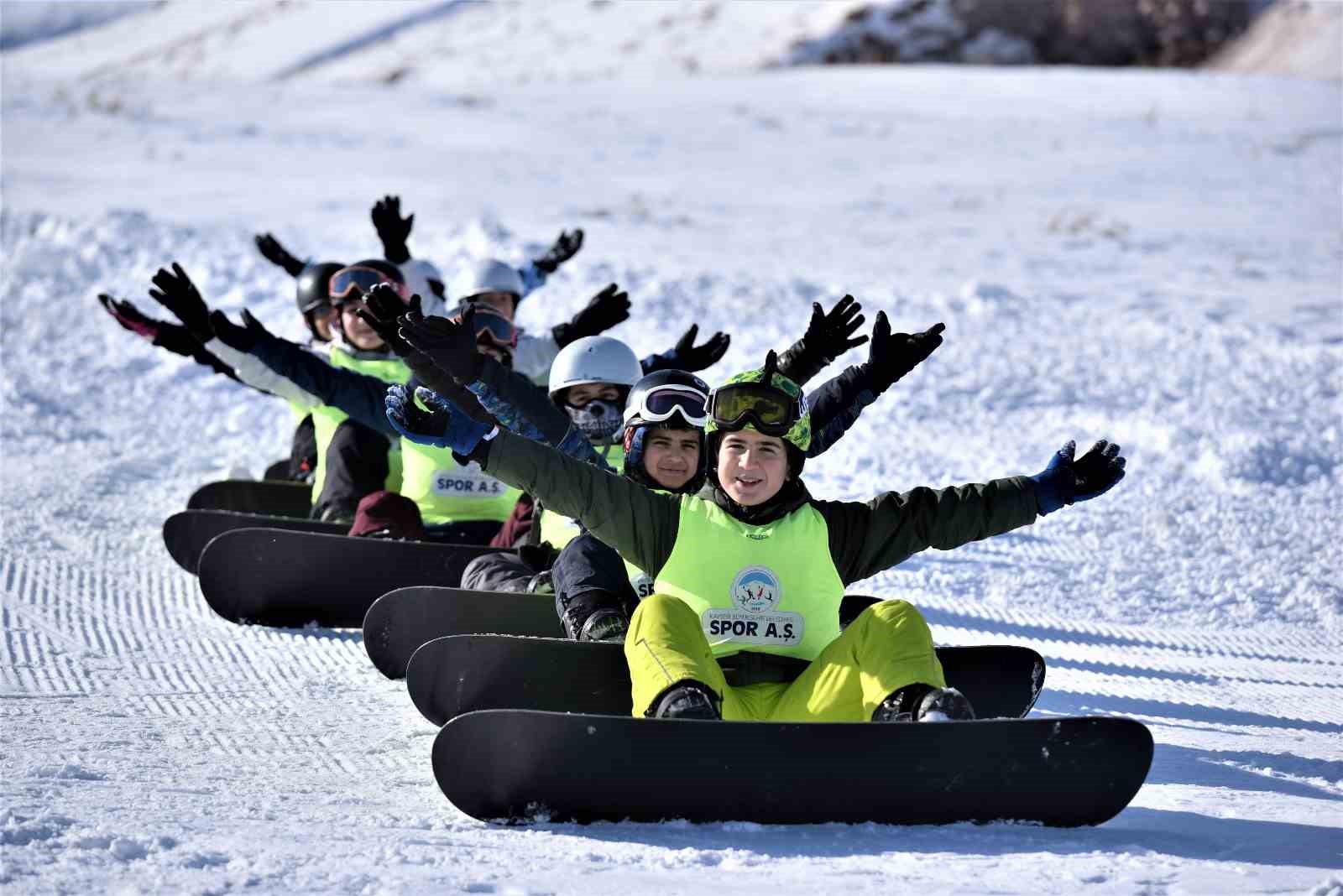 Erciyes Kayak Okulu’nda sömestir dönemi kayak ve snowboard eğitimleri başladı
