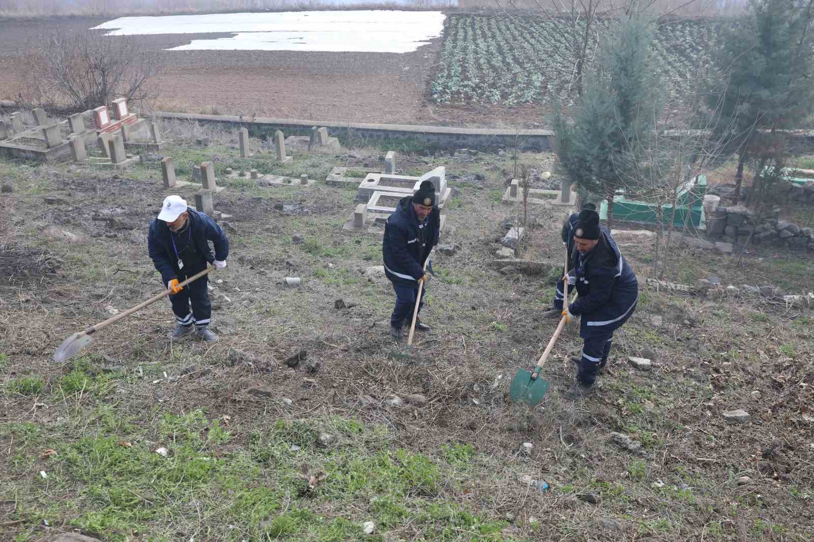 Diyarbakır’da mezarlıklarda temizlik çalışması
