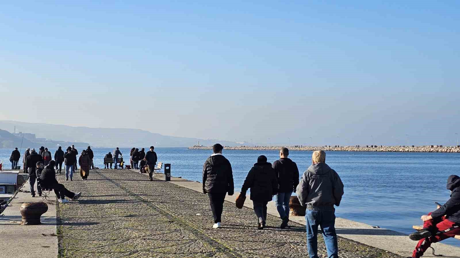 Ocak ortasında güneşli havayı gören Bandırmalılar sahile akın etti
