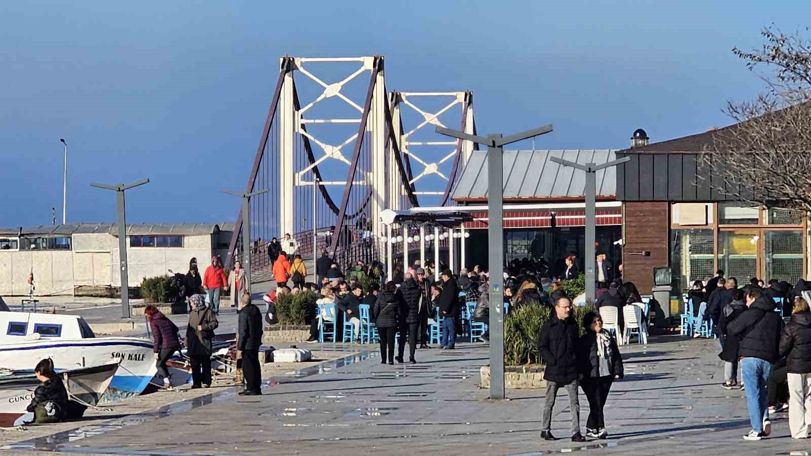 Ocak ortasında güneşli havayı gören Bandırmalılar sahile akın etti
