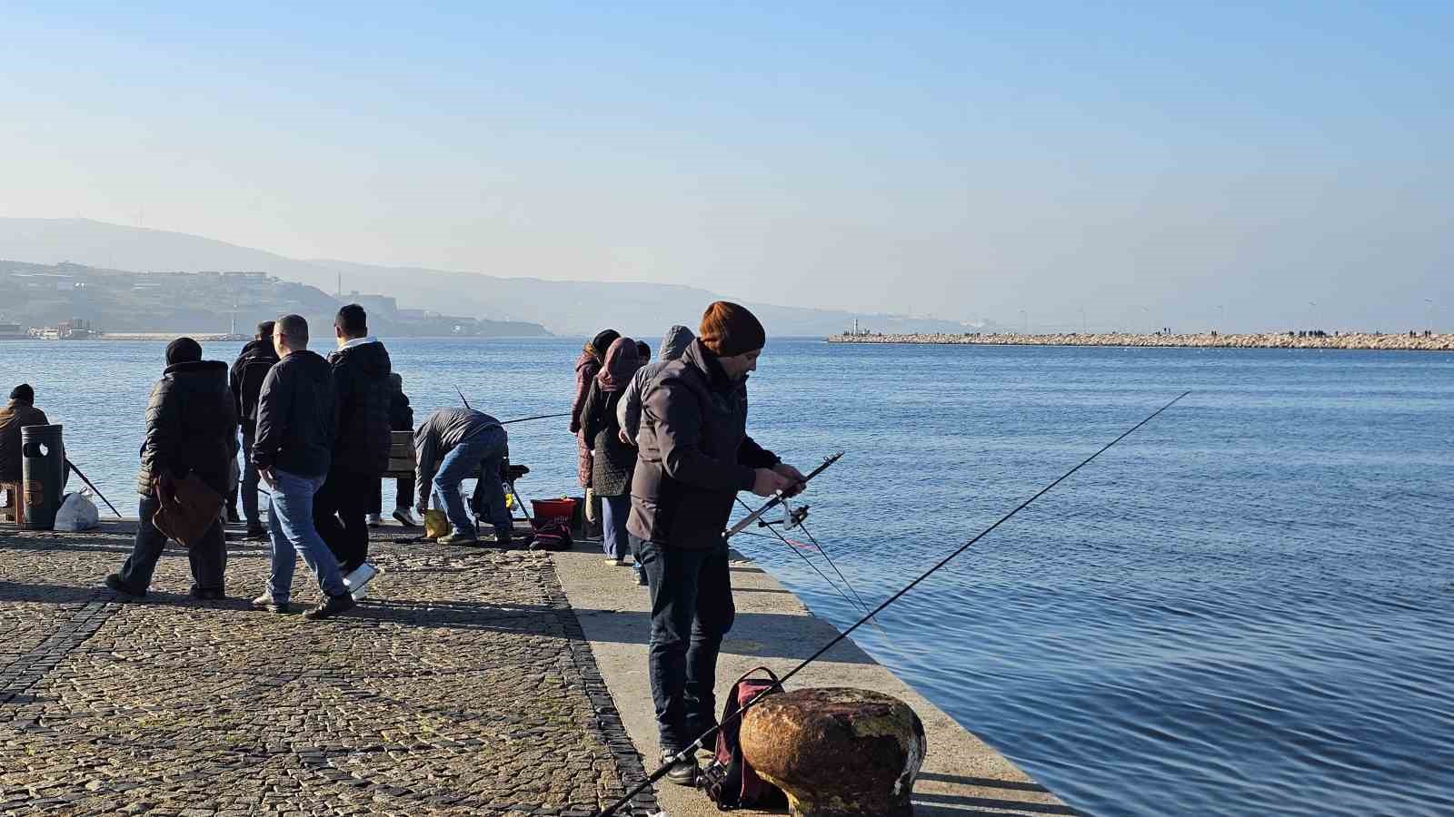 Ocak ortasında güneşli havayı gören Bandırmalılar sahile akın etti
