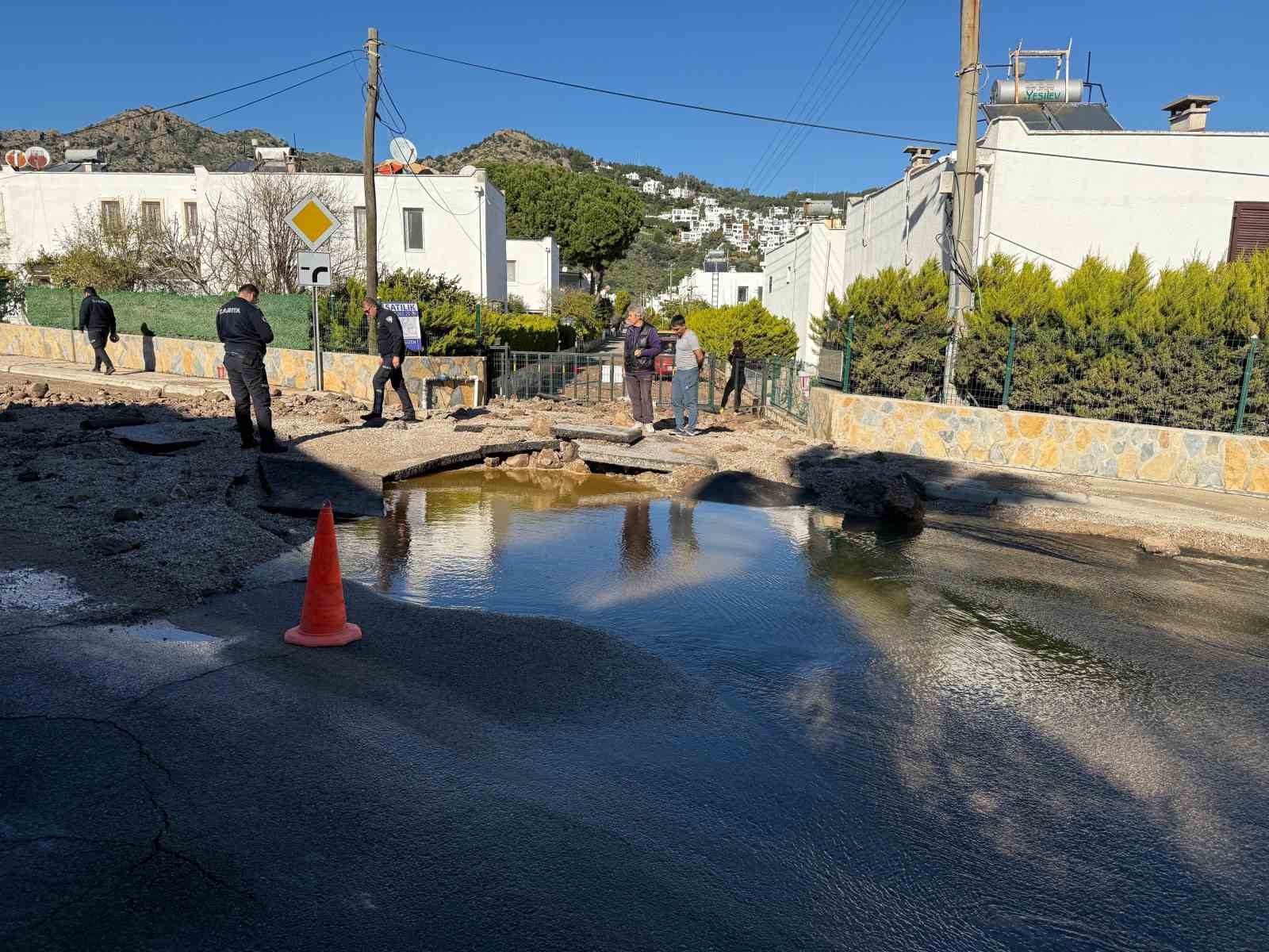 Bodrum’da ana su hattı bomba gibi patladı
