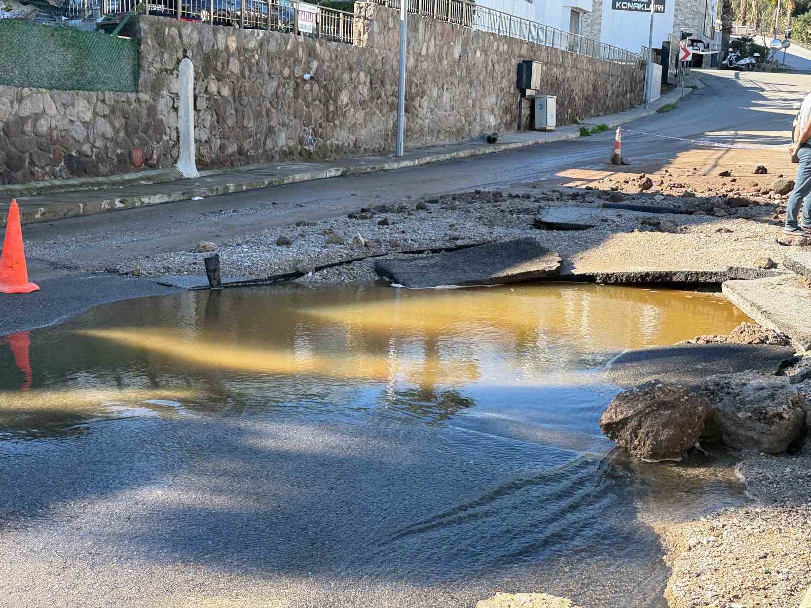 Bodrum’da ana su hattı bomba gibi patladı
