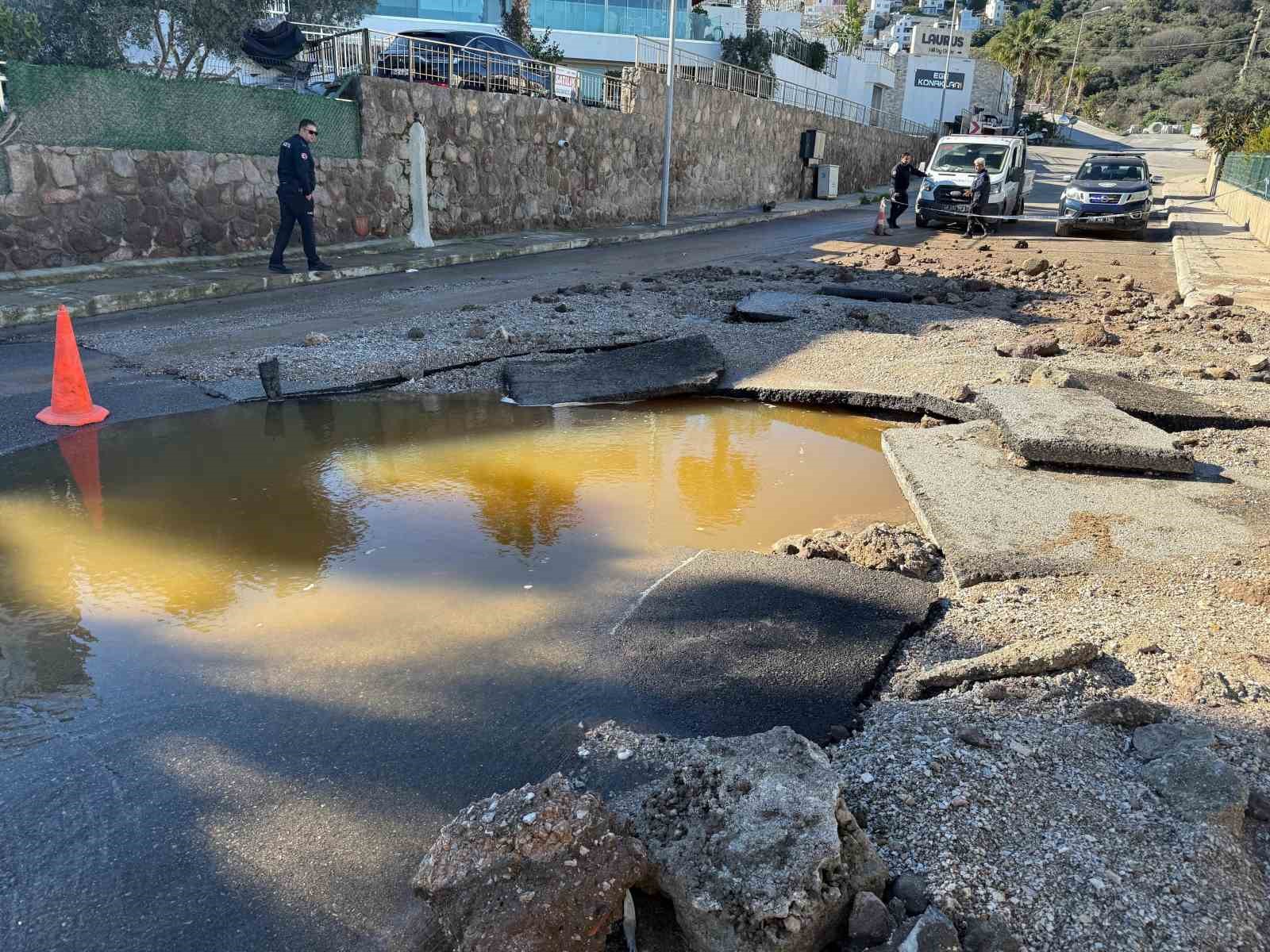 Bodrum’da ana su hattı bomba gibi patladı
