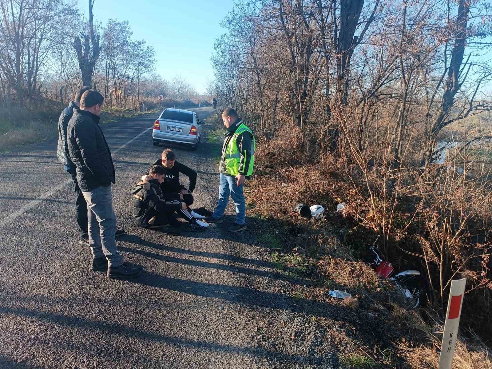 Virajı alamayan motosiklet sürücüsü kaza yaptı: 2 yaralı
